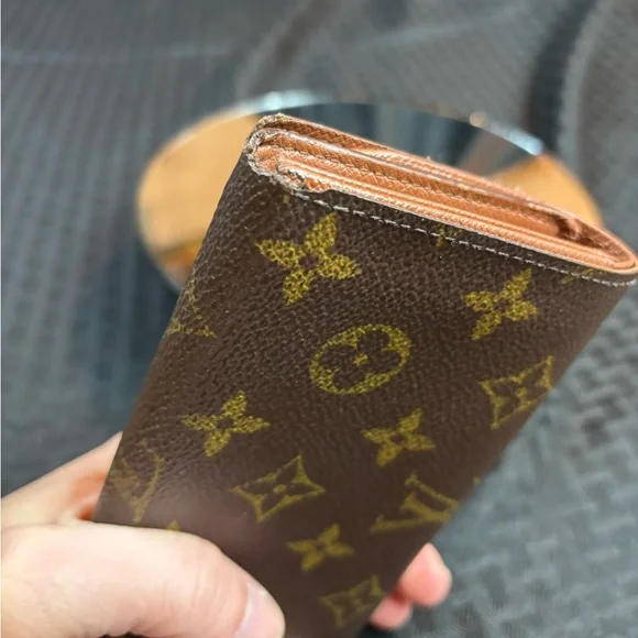 Louis Vuitton Zip Wallet - Picture 13 of 13